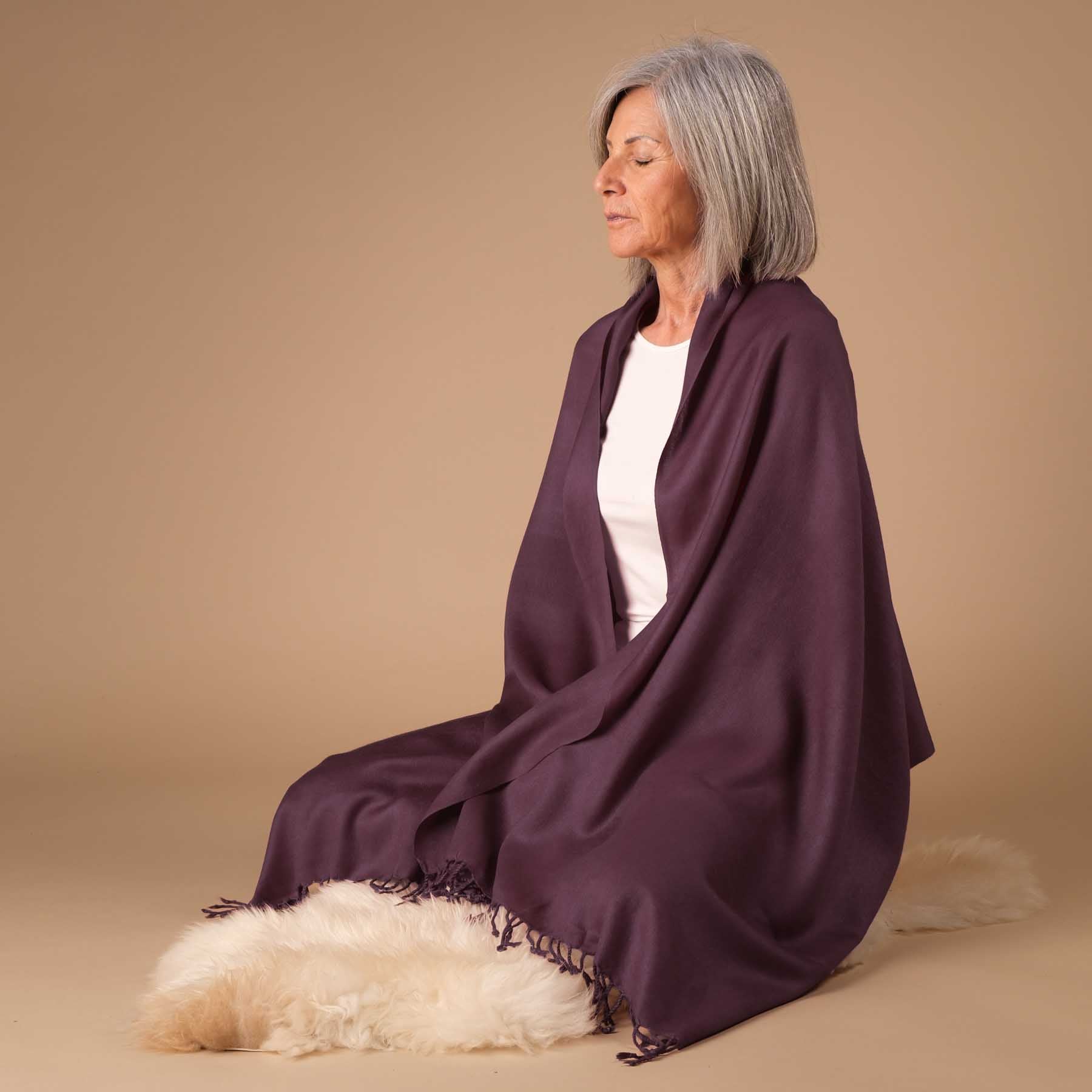 Meditationstuch Schal Merino Wolle uni berry