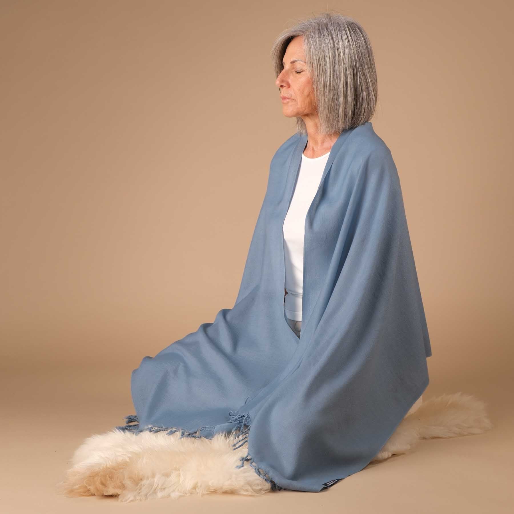 Meditationstuch Schal Merino Wolle uni graublau