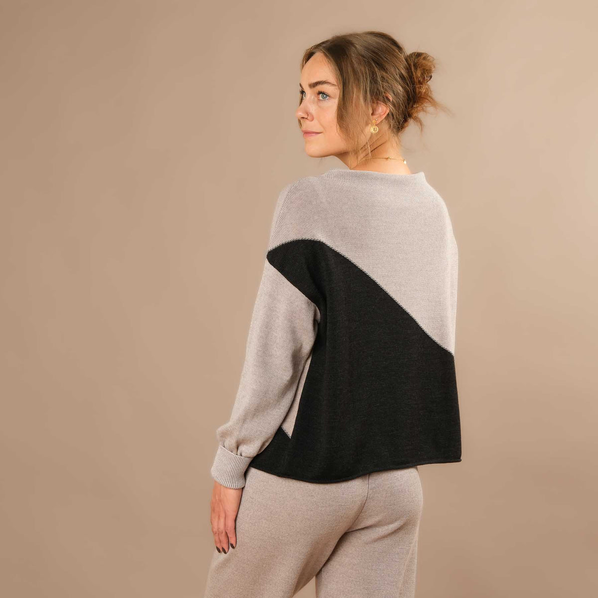 Merino Pullover Color Block Damen in der Schweiz hergestellt beige anthrazit