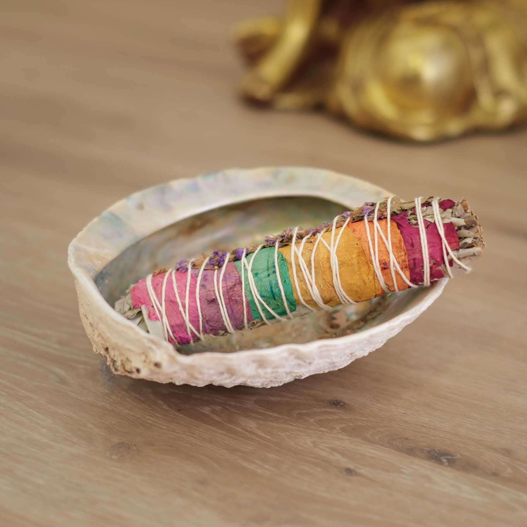 Weisser Salbei, Smudge Stick, 7 Chakras mit Blumenblüten Abalone Muschel