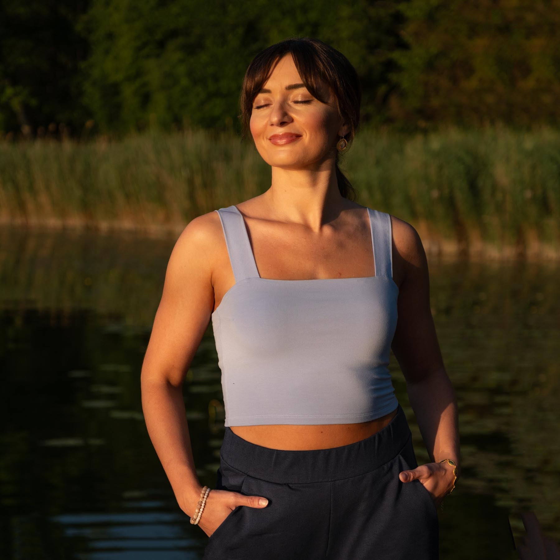 Top corto da yoga con scollo quadrato, azzurro cielo