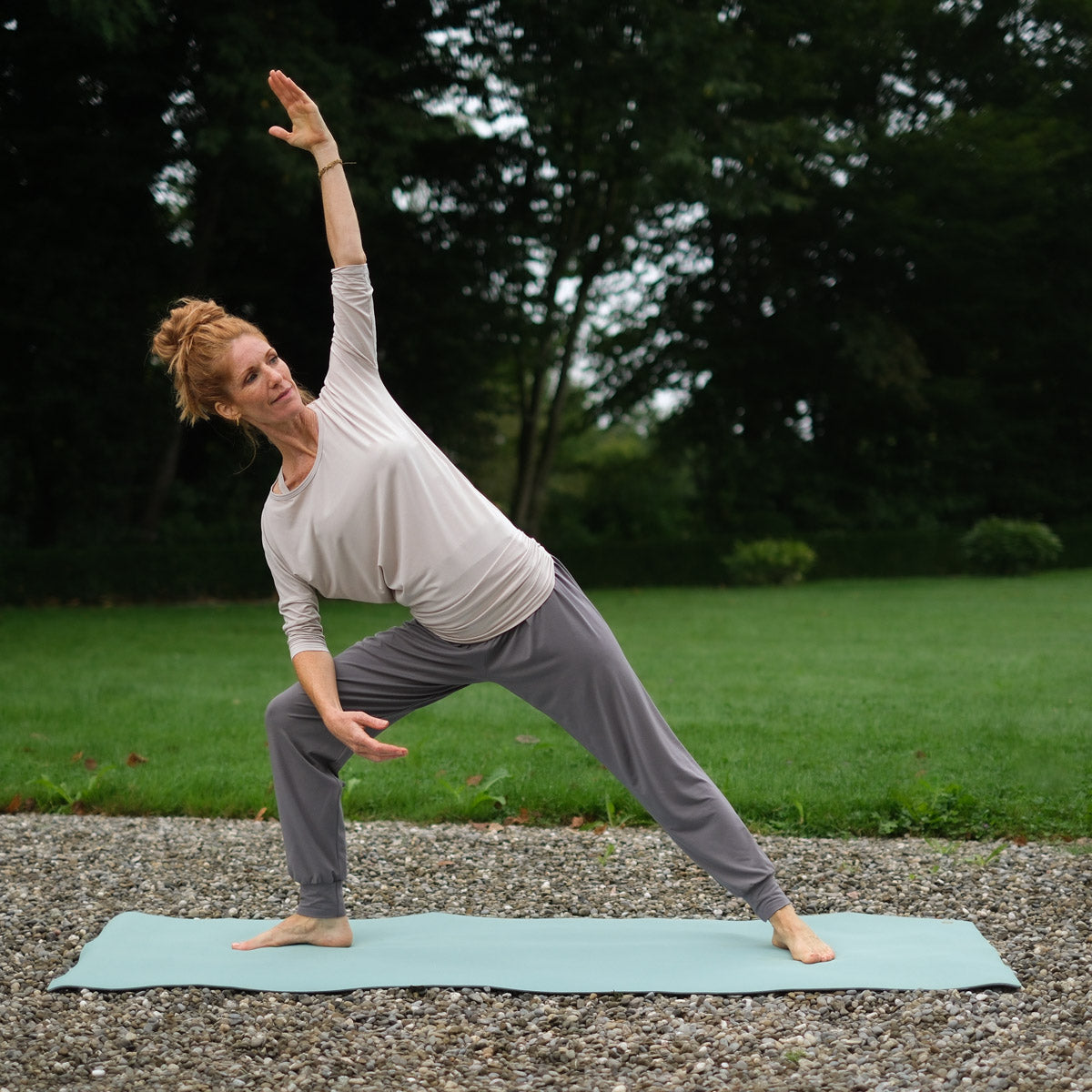 Yoga Hose Taj Mahal lang nachhaltig in der Schweiz hergestellt in Farbe steel-grey