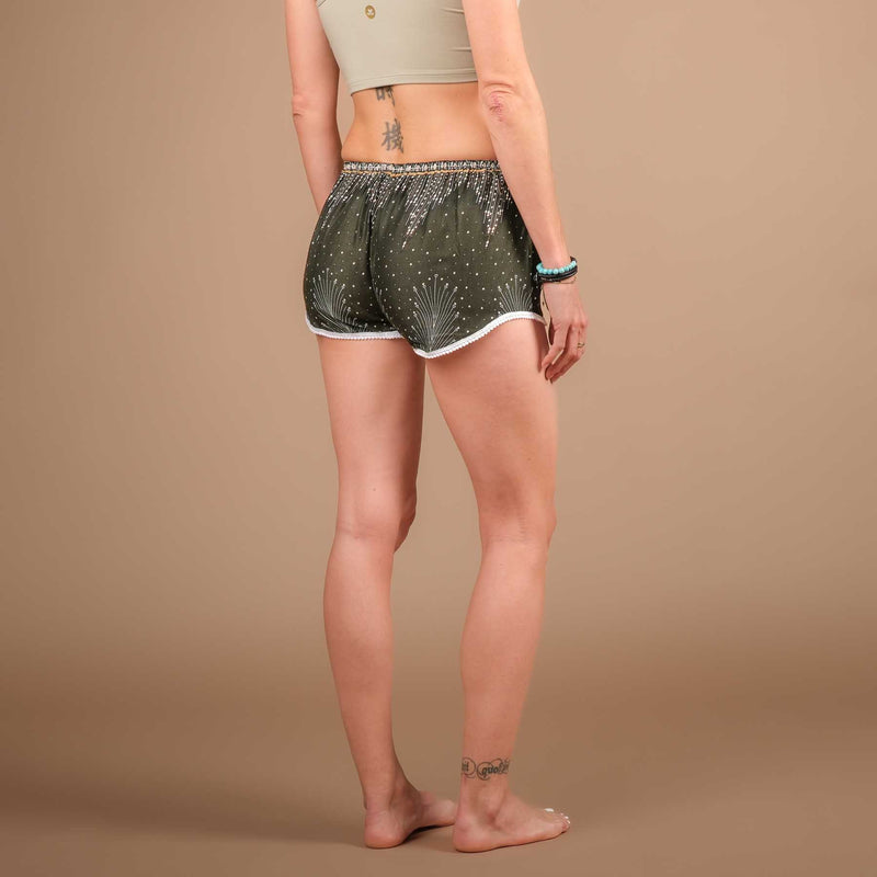 Yoga Pom Pom Shorts dunkel-gruen