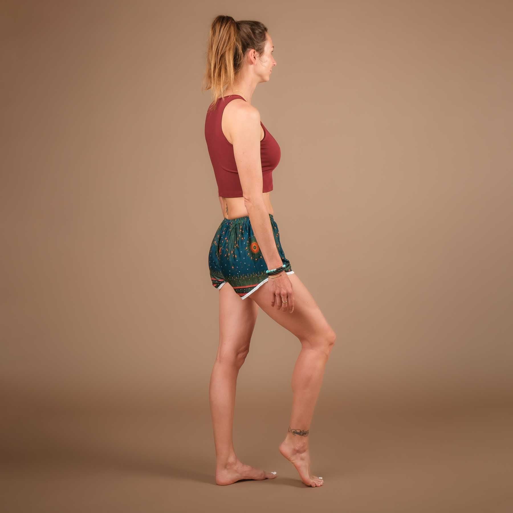 Yoga Pom Pom Shorts gruen-rot