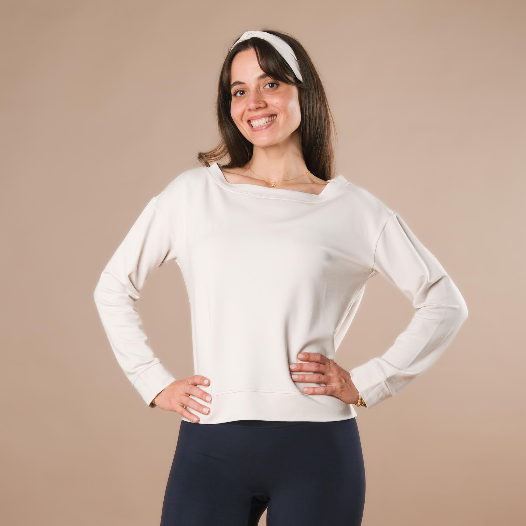 Maglione con spalle scoperte, sostenibile e comodo, color ecru