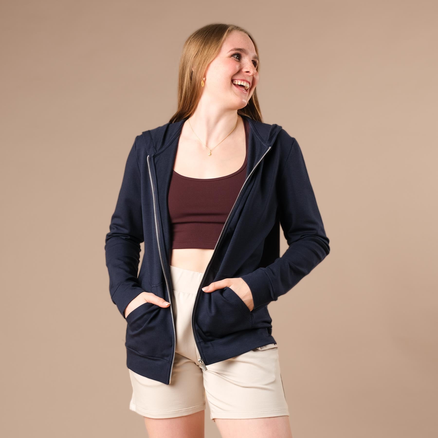 Felpa con cappuccio e zip unisex, realizzata in cotone e modal sostenibili, blu navy