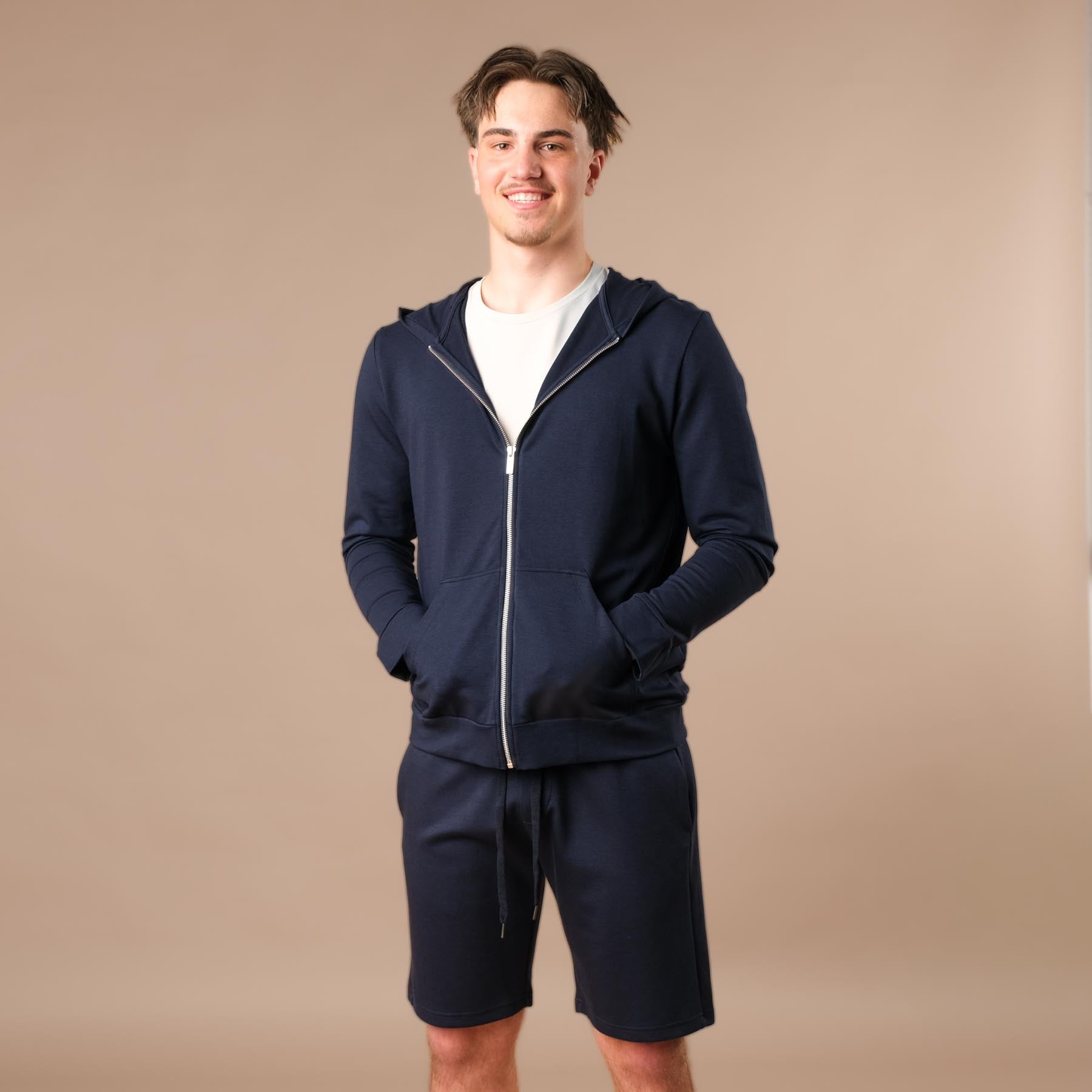 Felpa con cappuccio e zip unisex, realizzata in cotone e modal sostenibili, blu navy