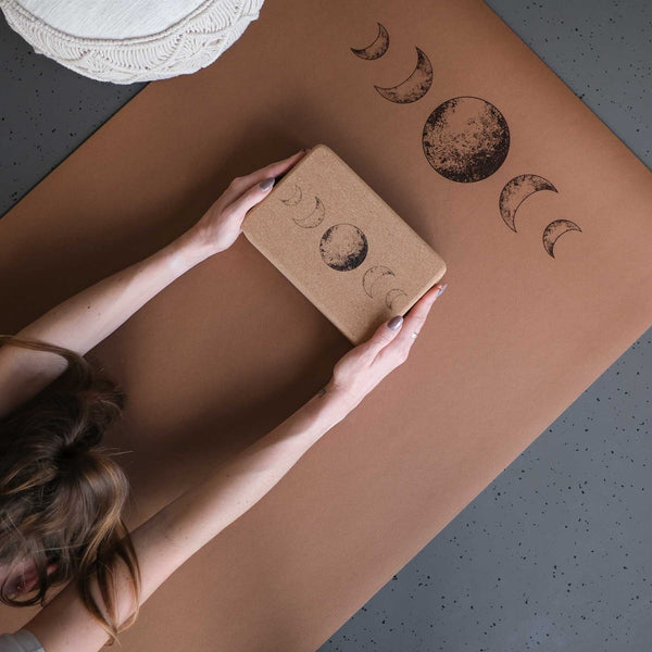 Yogablock aus Kork Celeste mit Mond Design nachhaltig
