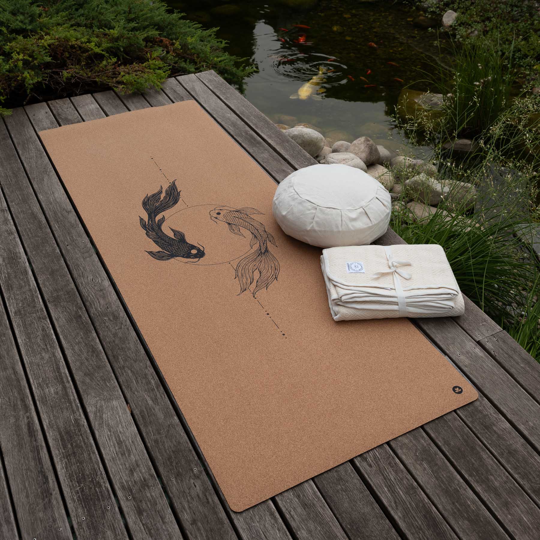 Kork Yogamatte mit Koi Ying Yang Design und Ausrichtungslinie