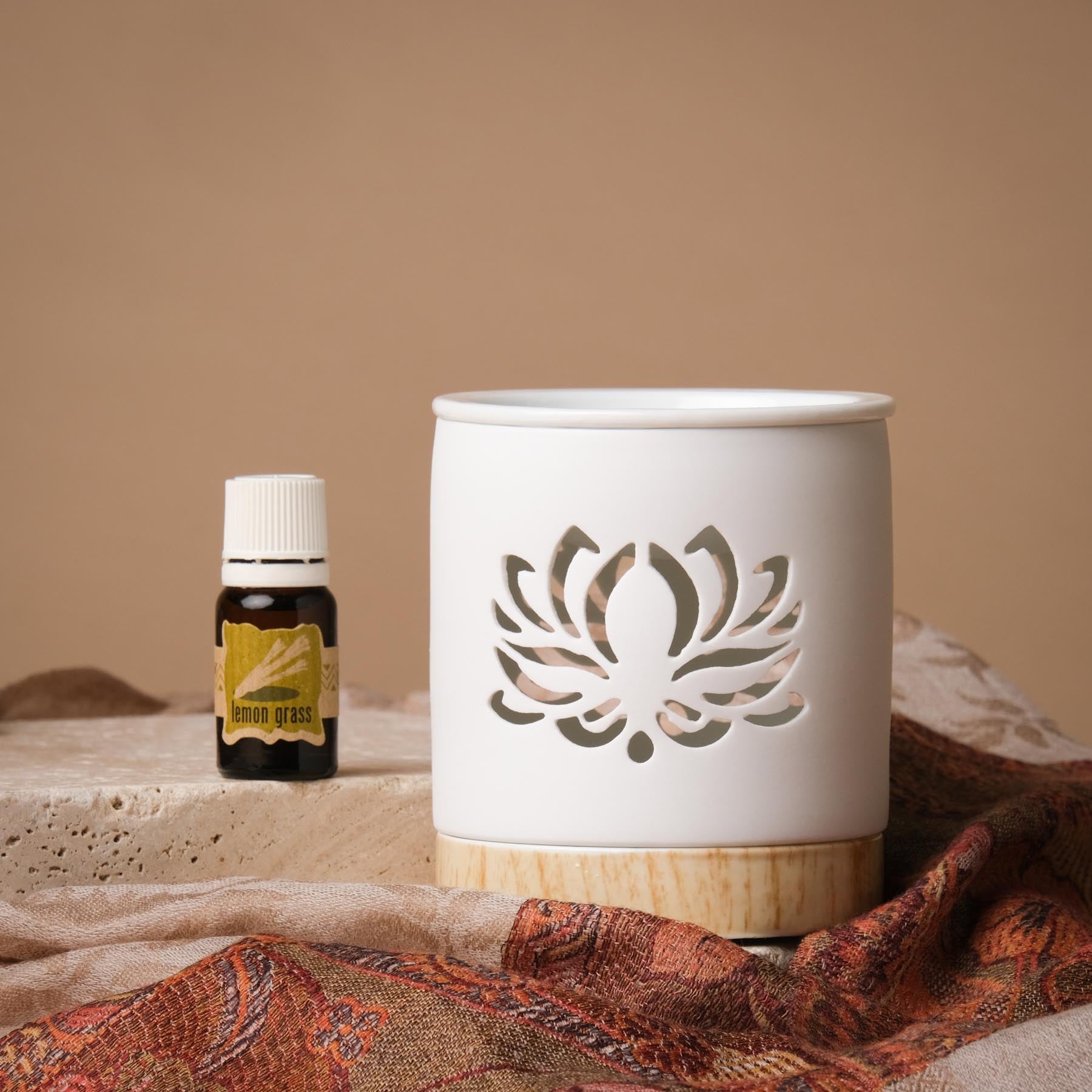 Weisse Duftlampe für ätherische Öle mit Lotus