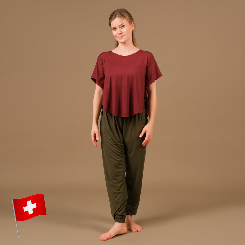 Nachhaltiges Fledermaus Shirt Yoga Top in der Schweiz hergestellt, aus 100% biologisch abbaubarem Stoff aus Tencel von Lenzing, bordeaux.