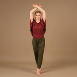 Nachhaltiges Fledermaus Shirt Yoga Top in der Schweiz hergestellt, aus 100% biologisch abbaubarem Stoff aus Tencel von Lenzing, bordeaux.