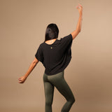 Nachhaltiges Fledermaus Shirt Yoga Top in der Schweiz hergestellt, aus 100% biologisch abbaubarem Stoff aus Tencel von Lenzing