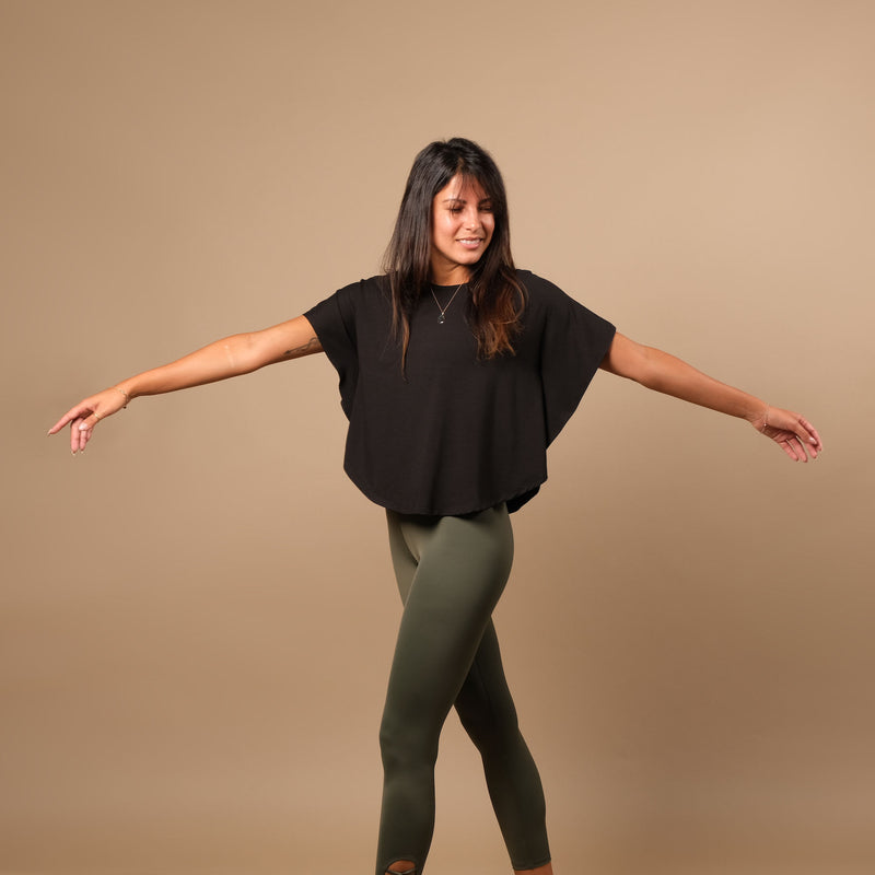 Nachhaltiges Fledermaus Shirt Yoga Top in der Schweiz hergestellt, aus 100% biologisch abbaubarem Stoff aus Tencel von Lenzing