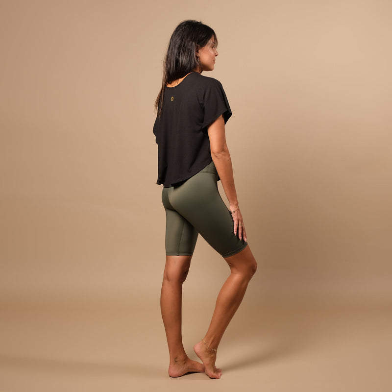 Nachhaltiges Fledermaus Shirt Yoga Top in der Schweiz hergestellt, aus 100% biologisch abbaubarem Stoff aus Tencel von Lenzing