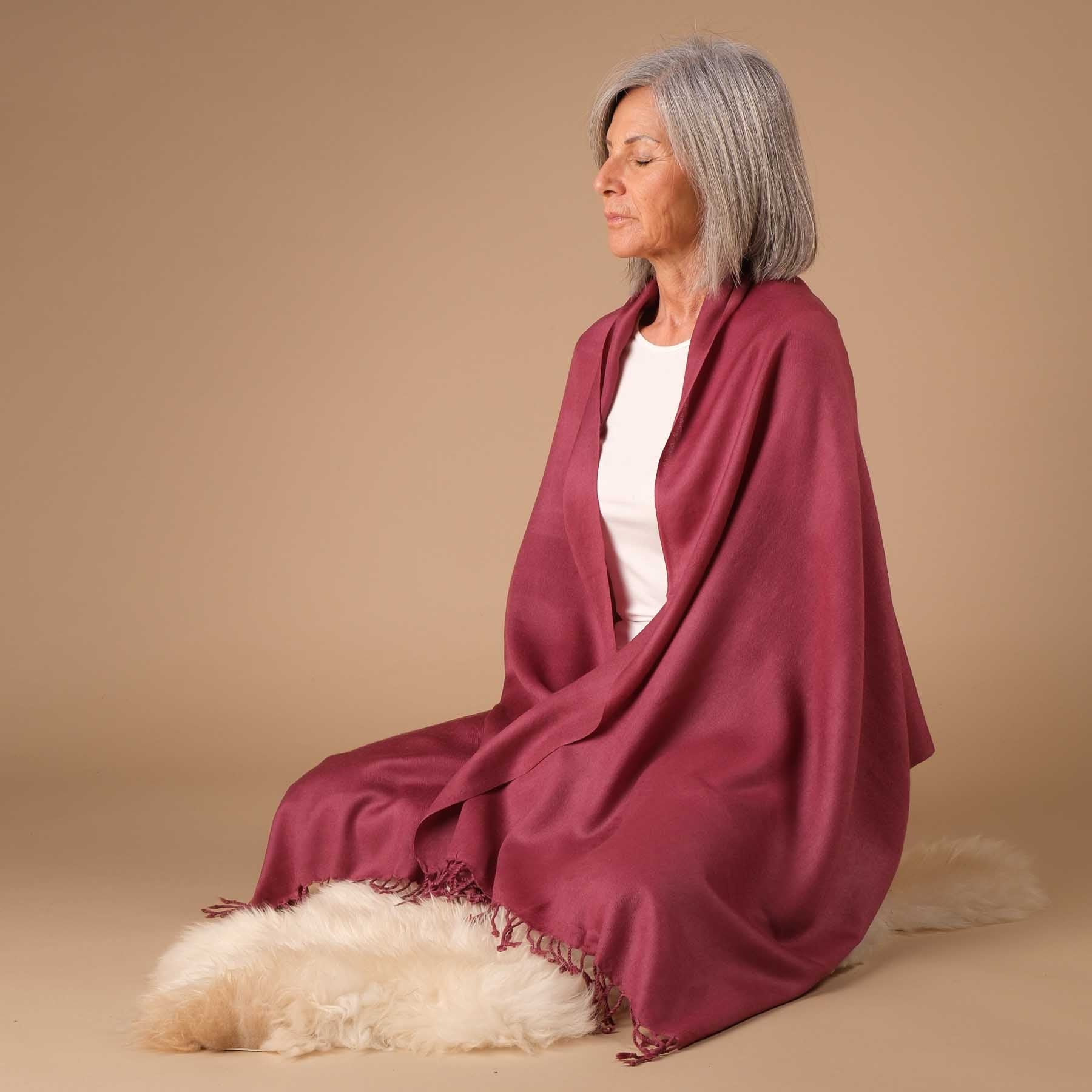 Meditationstuch Schal Merino Wolle uni berry