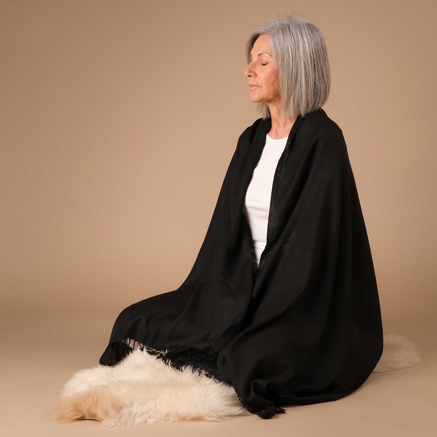 Meditationstuch Schal Merino Wolle uni schwarz