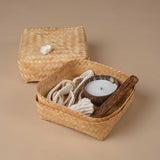 Yoga Geschenkset mit Coconut Duftkerze Lavendel, Yogamatten Tragegurt aus Makramee und Räucherstäbchenhalter aus Kokosholz in einer Bambusbox