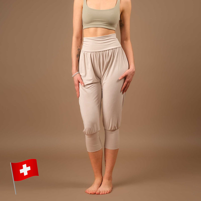 Nachhaltige lockere Yoga Hose Haremshose 3/4 Taj Mahal in der Schweiz hergestellt, sand