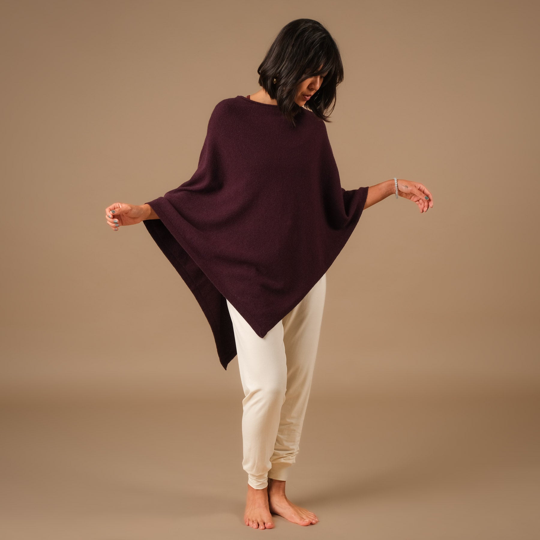 Nachhaltiger Kaschmir Poncho aubergine