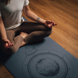 Yogamatte SuperGrip 2.0 Moon graublau mit Hilfslinien zum korrekten Ausrichten